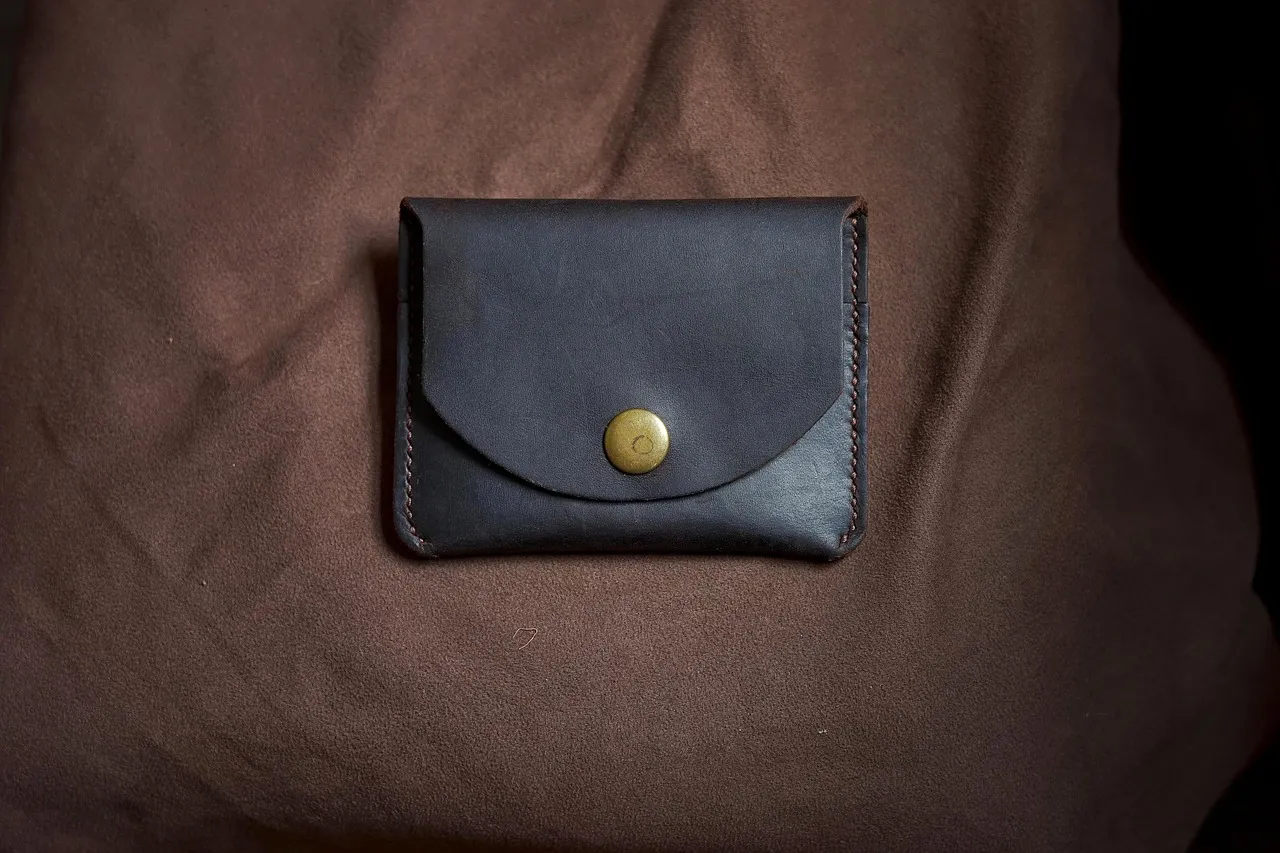 Dompet kartu kulit hitam dengan kancing kuningan