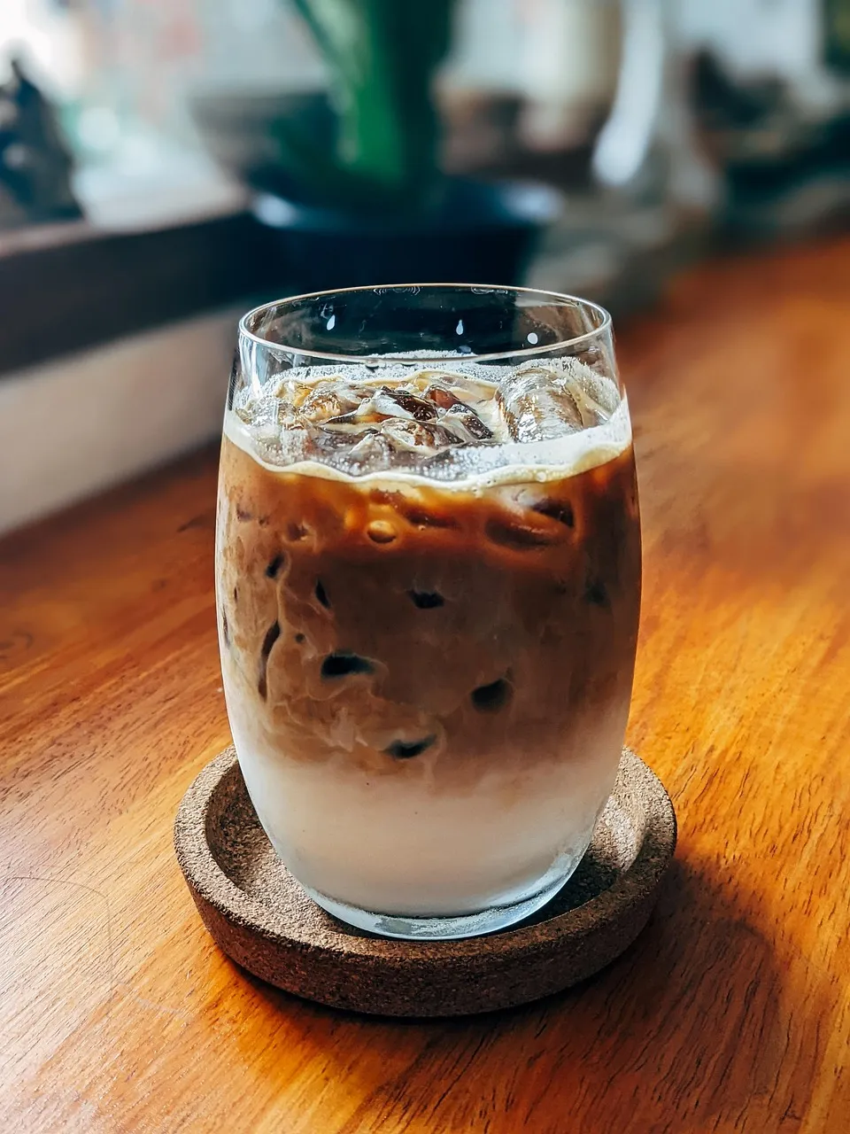 Es kopi susu gula aren dalam gelas