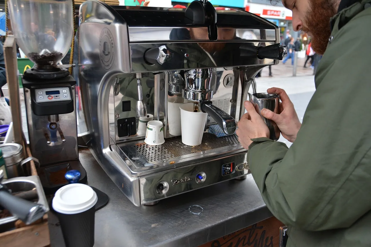 Mesin espresso di meja bar kedai