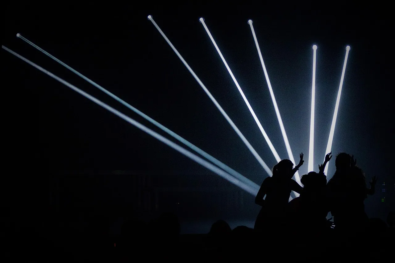 Sorot lampu laser di atas penonton konser