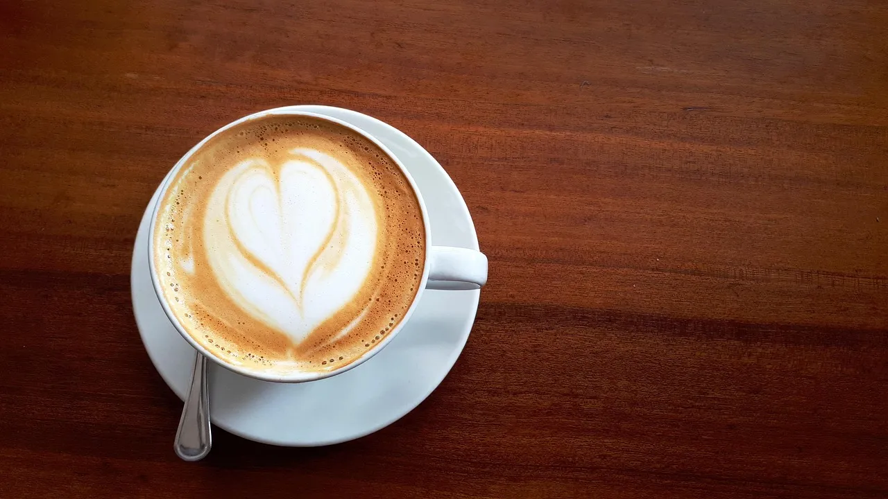 Secangkir latte dengan gambar hati