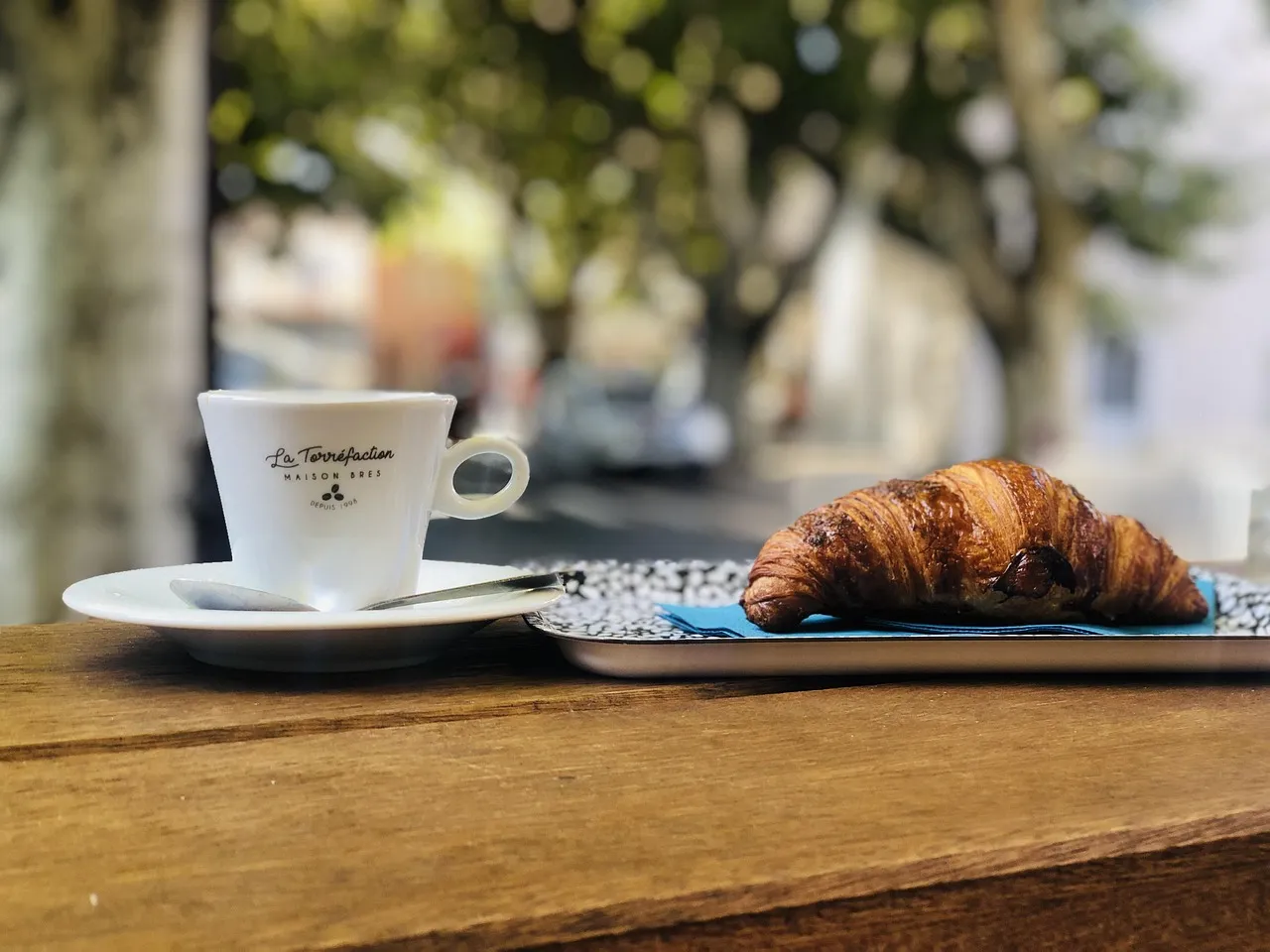 Croissant di atas meja kayu