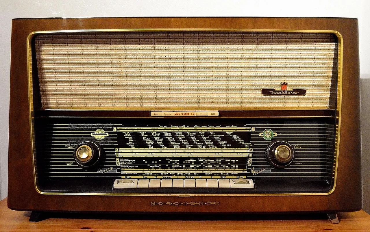 Radio kayu tua dengan skala frekuensi di pojok kafe
