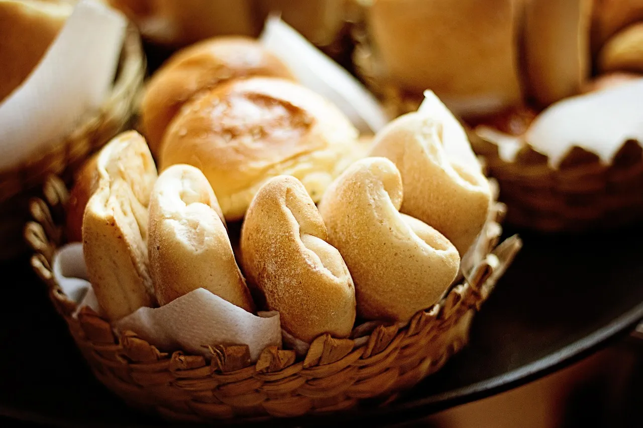 Keranjang berisi roti
