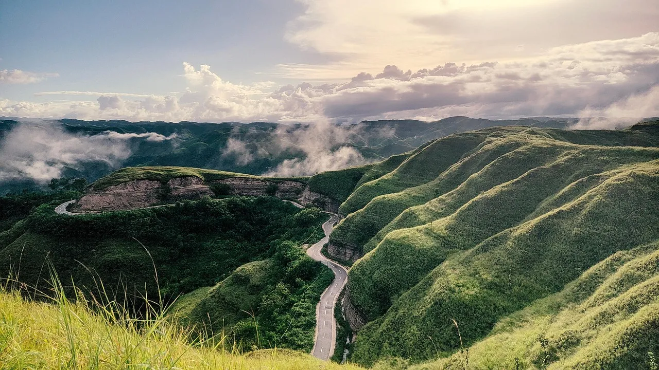 Bukit sabana hijau dengan lembah sungai di musim hujan